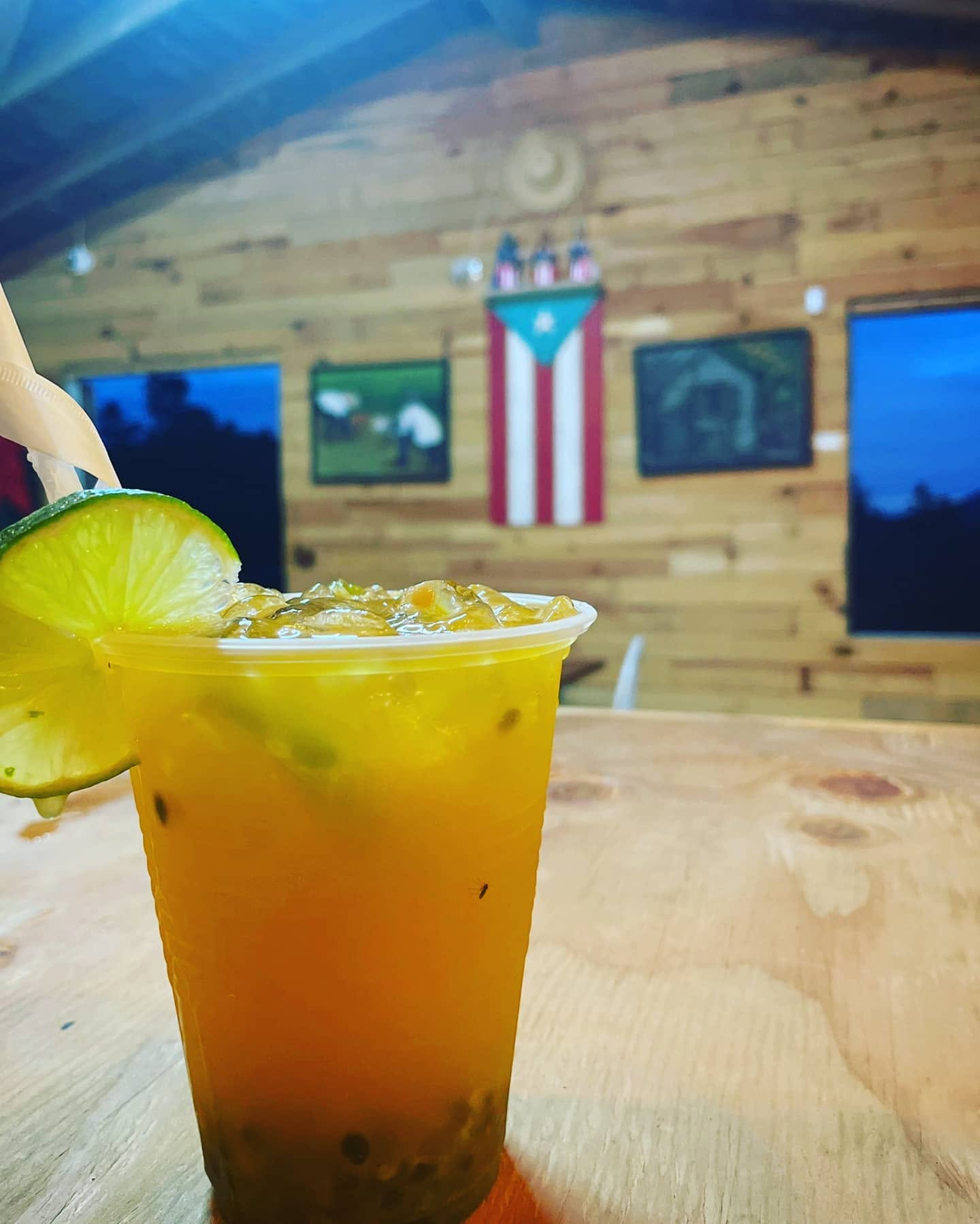 Bebida fría de parcha con limón sobre la barra de madera