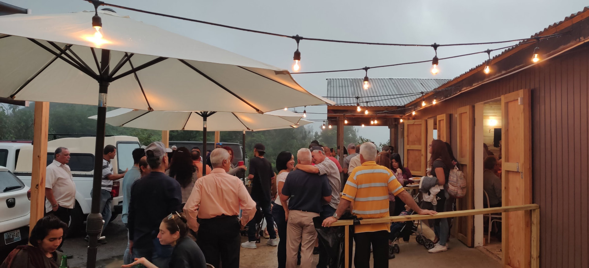 Actividad al aire libre con sombrillas y guirnaldas de luces