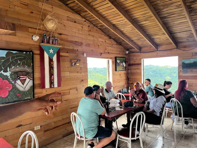 Interior de Fuego y Brasa con vistas a la montaña